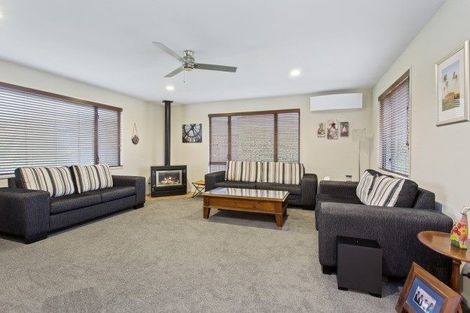 Photo of property in 27 Hawkins Place, Rangiora, 7400