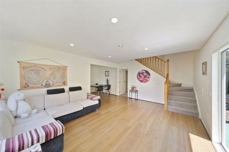 Photo of property in 1b Highgrove Lane, Totara Vale, Auckland, 0632