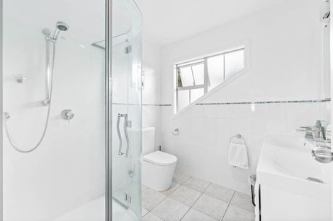 Photo of property in 52 Rising Parade, Fairview Heights, Auckland, 0632