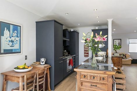 Photo of property in 2/15 Roxburgh Street, Mount Victoria, Wellington, 6011