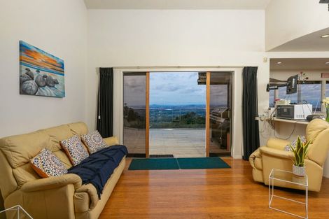 Photo of property in 922 West Coast Road, Waiatarua, Auckland, 0604