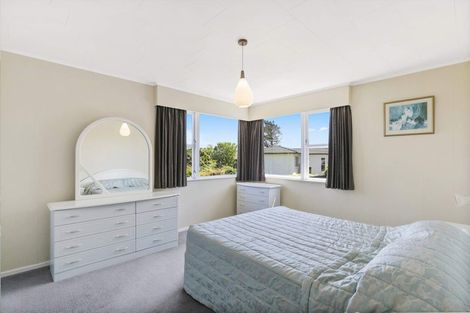 Photo of property in 18 Alder Place, Newlands, Wellington, 6037
