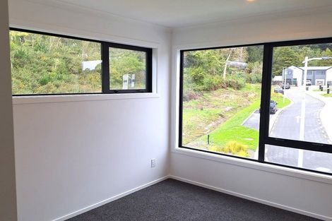Photo of property in 15 Joseph Bolton Crescent, Wallaceville, Upper Hutt, 5018