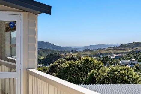 Photo of property in 32 Brooker Grove, Newlands, Wellington, 6037