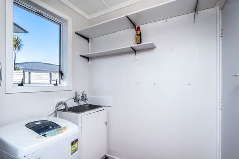 Photo of property in 27 Brooker Grove, Newlands, Wellington, 6037