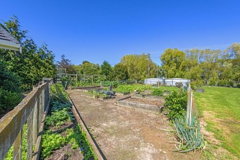 Photo of property in 2 Tutakarae Road, Kelvin Grove, Palmerston North, 4470