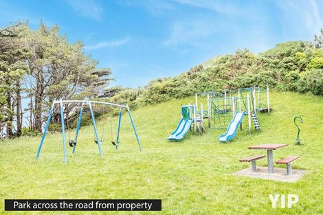 Photo of property in 10 Edgecombe Street, Newlands, Wellington, 6037