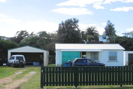 Photo of property in 55 Pratt Avenue, Foxton Beach, Foxton, 4815