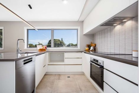 Photo of property in 2/7 Grays Road, Plimmerton, Porirua, 5026