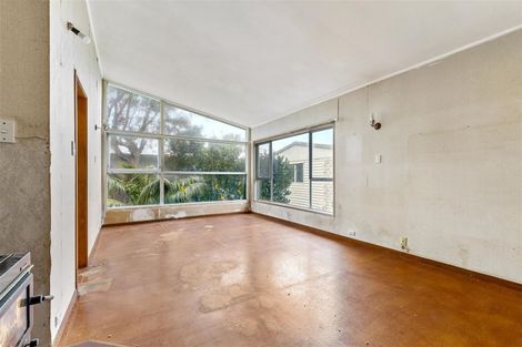 Photo of property in 16 Springside Place, New Lynn, Auckland, 0600