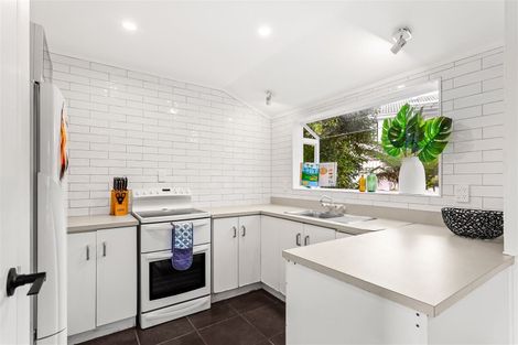 Photo of property in 34 Sungrove Rise, Sunnyvale, Auckland, 0612