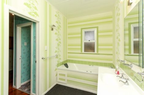 Photo of property in 33 Breakwater Road, Moturoa, New Plymouth, 4310