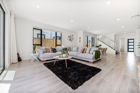 Photo of property in 11 Bunbeg Crescent, Flat Bush, Auckland, 2019