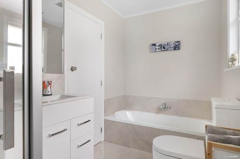 Photo of property in 92 Arimu Road, Papakura, 2110