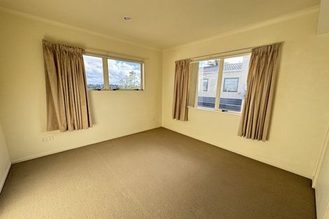 Photo of property in 4 Highgrove Lane, Totara Vale, Auckland, 0632