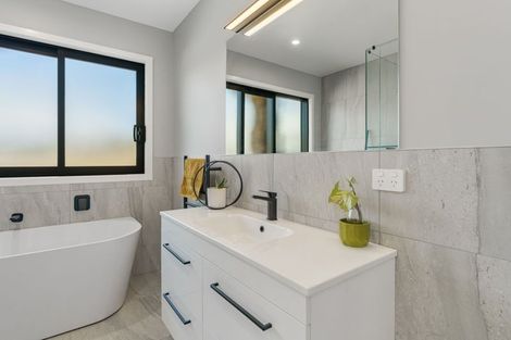 Photo of property in 5 Vickers Way, Acacia Bay, Taupo, 3385