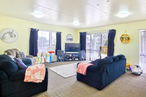 Photo of property in 28 Dungarvon Place, Clendon Park, Auckland, 2103