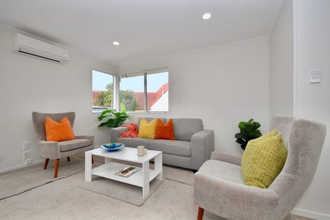 Photo of property in 1/17 Athena Drive, Totara Vale, Auckland, 0629