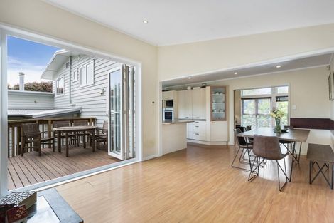 Photo of property in 22 Gwenand Place, Botany Downs, Auckland, 2010