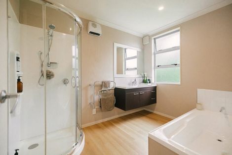 Photo of property in 8 Titirangi Drive, Fitzherbert, Palmerston North, 4471