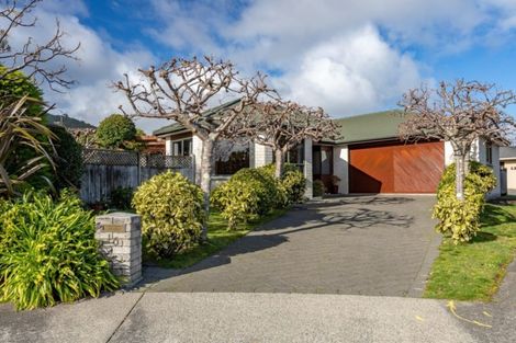 Photo of property in 16 Runanga Grove, Waikanae, 5036