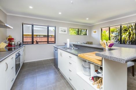 Photo of property in 6 Mcewen Crescent, Riverstone Terraces, Upper Hutt, 5018