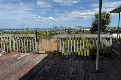 Photo of property in 117 Pupuke Road, Northcote, Auckland, 0627
