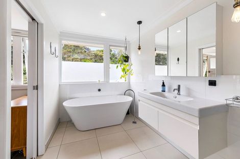 Photo of property in 114 Scenic Drive, Titirangi, Auckland, 0604