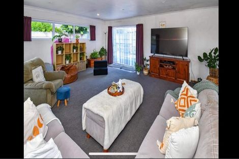 Photo of property in 16 Mccall Place, Opaheke, Papakura, 2113