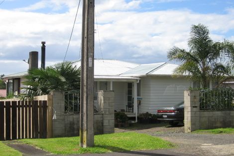 Photo of property in 4 Neil Avenue, Te Atatu Peninsula, Auckland, 0610