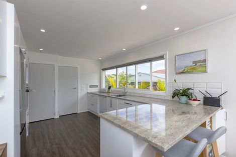 Photo of property in 9 Nugget Grove, Raumati Beach, Paraparaumu, 5032