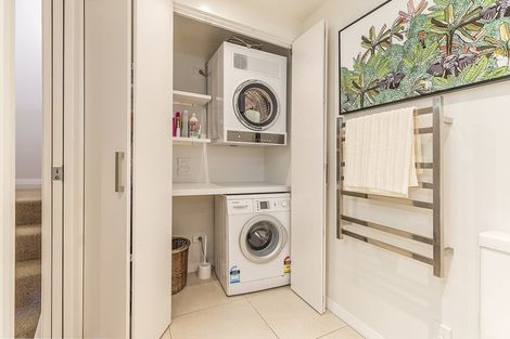 Photo of property in 33 Nevay Road, Miramar, Wellington, 6022