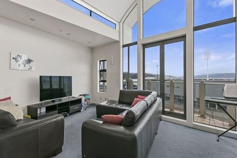 Photo of property in Endeavour Apartments, 2/125 Thorndon Quay, Pipitea, Wellington, 6011