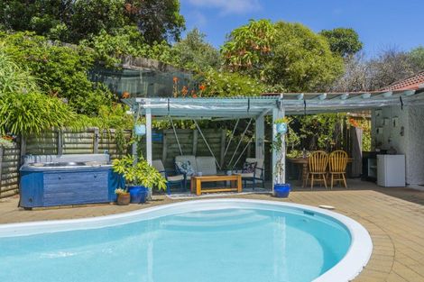 Photo of property in 16 Weggery Drive, Waikanae Beach, Waikanae, 5036