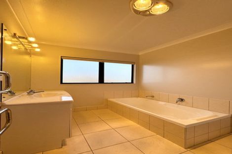 Photo of property in 4 Mackwell Road, Fairview Heights, Auckland, 0632