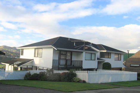 Photo of property in 21 Ordley Grove, Tawa, Wellington, 5028