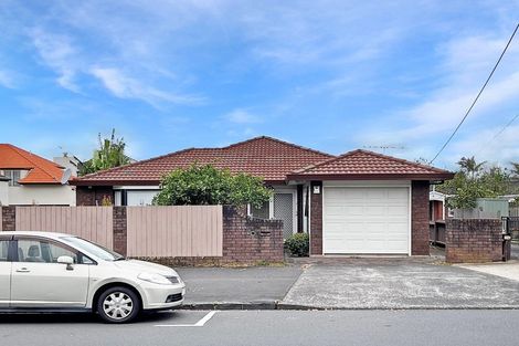Photo of property in 1/17 Milford Road, Milford, Auckland, 0620