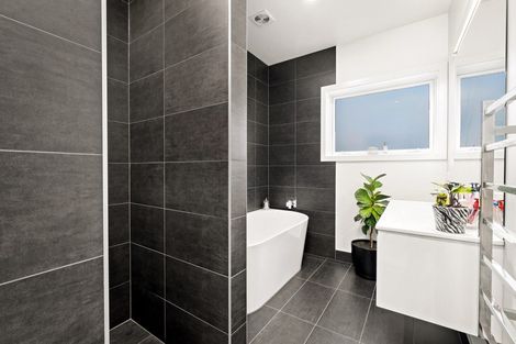 Photo of property in 33 Little Alpha Loop, Wanaka, 9305