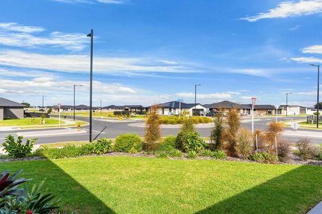 Photo of property in 98 Kaurinui Crescent, One Tree Point, 0118