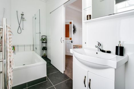 Photo of property in 2 Lucknow Road, Havelock North, 4130