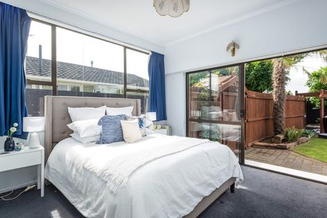 Photo of property in 327 Avonhead Road, Avonhead, Christchurch, 8042