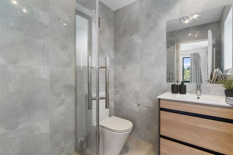 Photo of property in 1/4 Mcquoid Place, Glenfield, Auckland, 0629