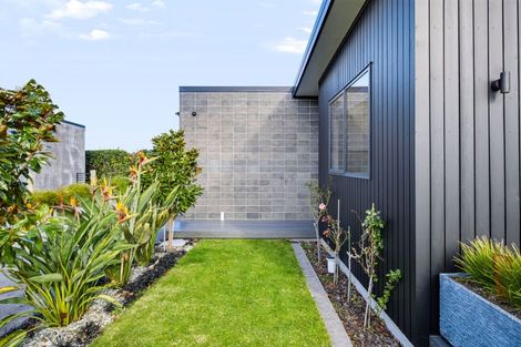 Photo of property in 5 Kotare Drive, Waiwhakaiho, New Plymouth, 4312