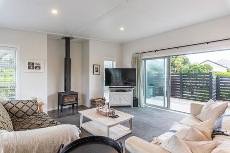 Photo of property in 6 Olliver Grove, Waikanae Beach, Waikanae, 5036