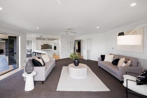 Photo of property in 2 Stonebridge Road, Temple View, Hamilton, 3289