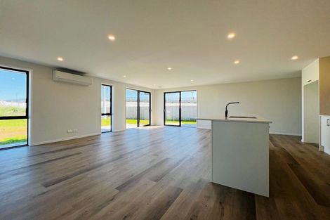 Photo of property in 25 Dumas Place, Rosehill, Papakura, 2113