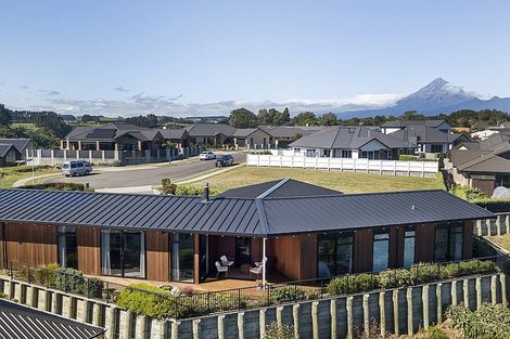 Photo of property in 17 Manurau Crescent, Merrilands, New Plymouth, 4312