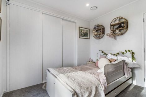 Photo of property in 58 Cobham Crescent, Kelston, Auckland, 0602