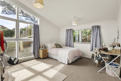 Photo of property in 142 Kelburn Parade, Kelburn, Wellington, 6012