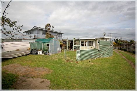 Photo of property in 17 Andresen Street, Foxton Beach, Foxton, 4815